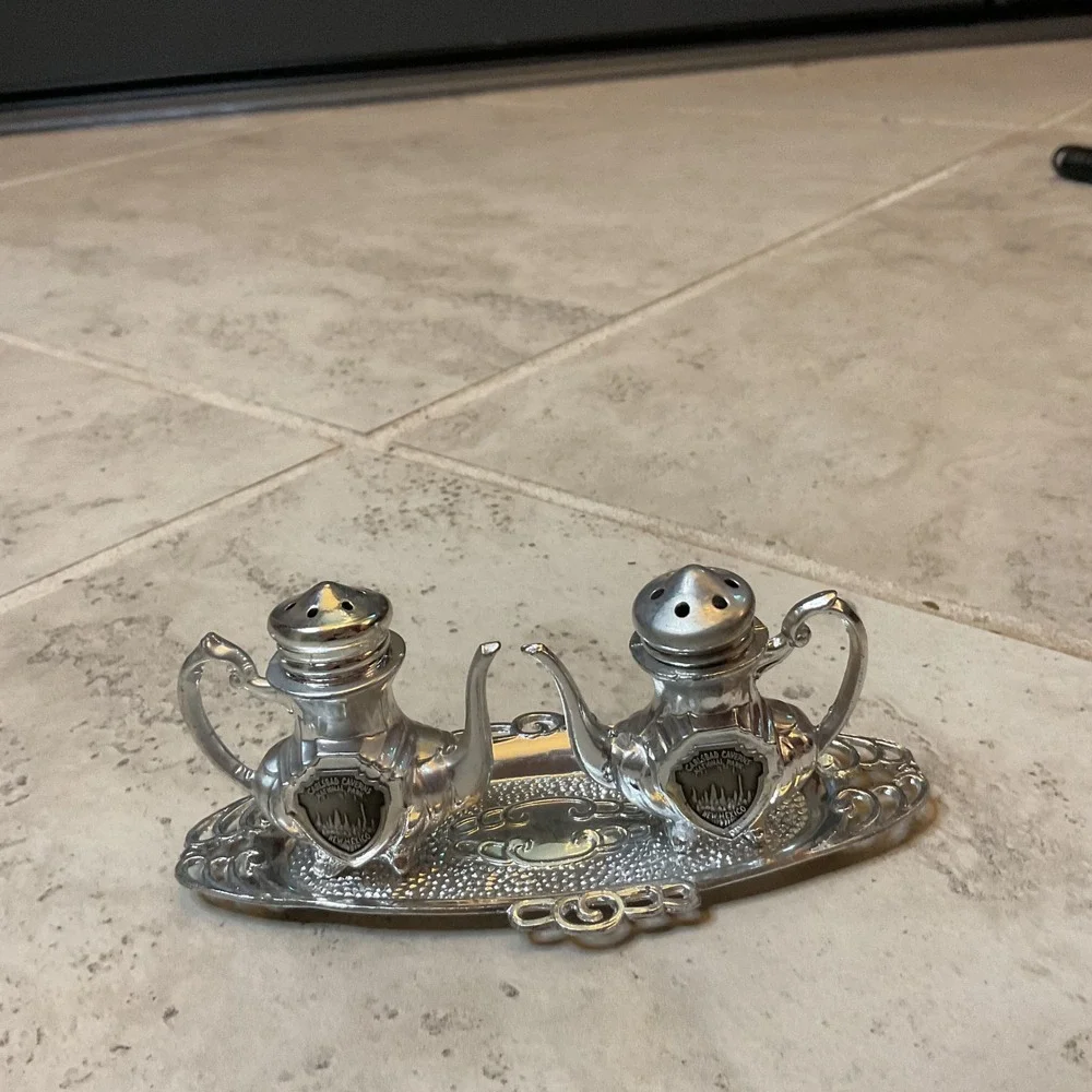 Vintage Carlsbad Caverns New Mexico Teapot Salt & Pepper Shakers wi/Tray Server